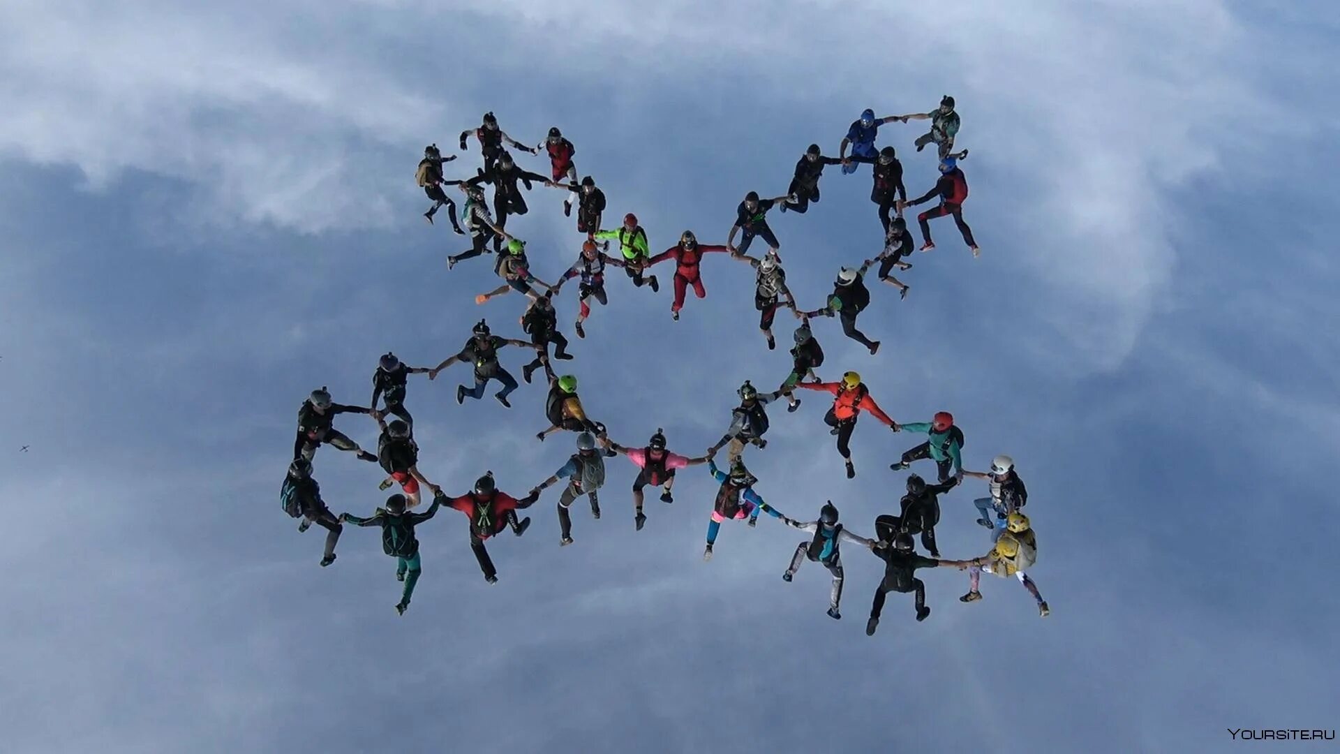 Групповой экстремальный. Фигуры парашютистов в воздухе. Групповая акробатика парашютный спорт. Групповой прыжок с парашютом. Воздушная групповая акробатика.