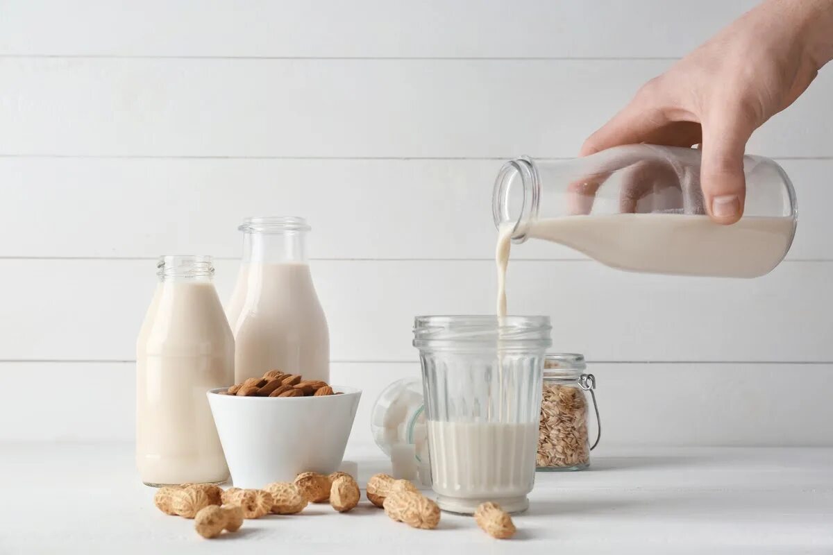 Растительное молоко. Растительные молочные продукты. Молоко Эстетика. Растительное молоко Веганское. Milk and water