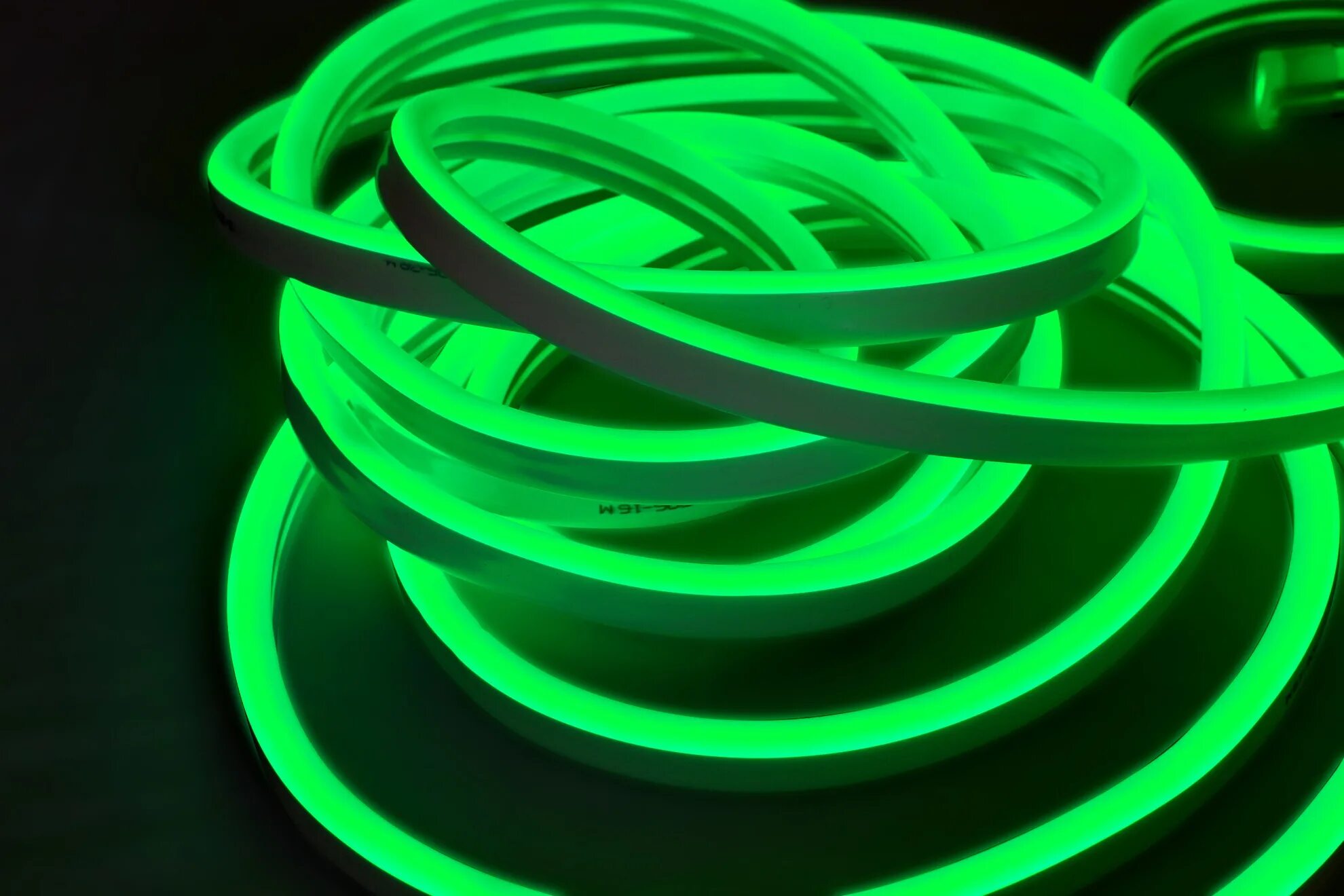 Гибкий неон арлайт 220. Неоновая вывеска крепление к стене. Светодиодный неон гибкий 12 v. Неоновый шланг. Гибкий неон своими руками.