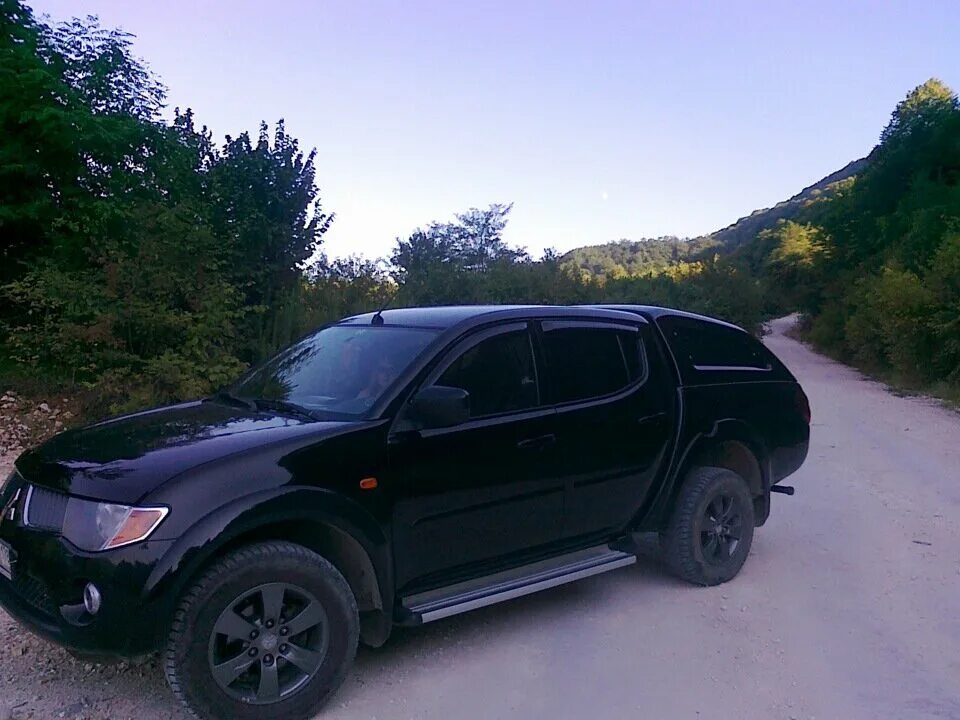 Черный л 200. L 200 Мицубиси черный. Mitsubishi l200 тонированный. Мицубиси л200 черный. Черный Митсубиси л200 2008.