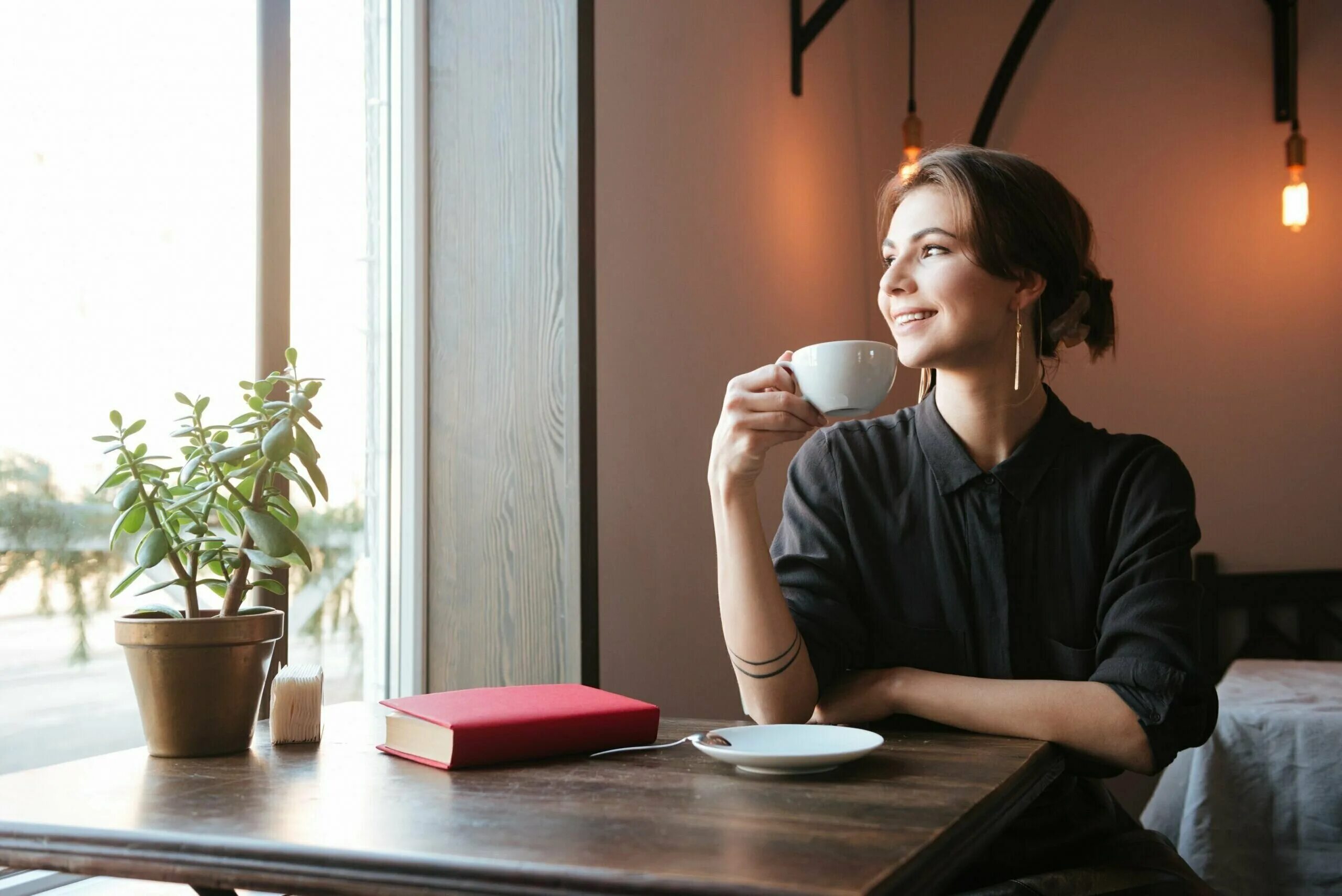 Кофе православные знакомства. Девушки пьют чай за столом. Женщина в кофейне. Девушка с чашкой кофе. Девушка пьет кофе.