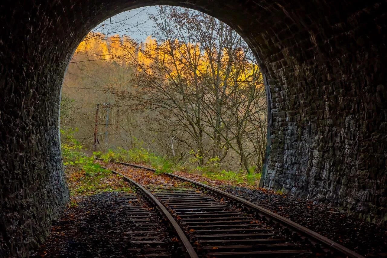 Конец железной дороги. Тоннель. Железнодорожный тоннель. Поезд в тоннеле. Поезд из тоннеля картинки.