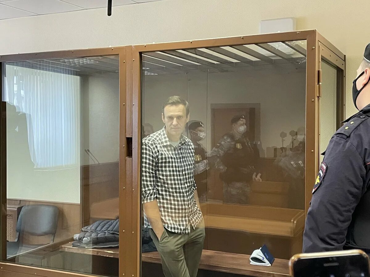 Навальный причина ареста. Навальный 2021. Навальный в суде 2021. Навальный в суде фото.