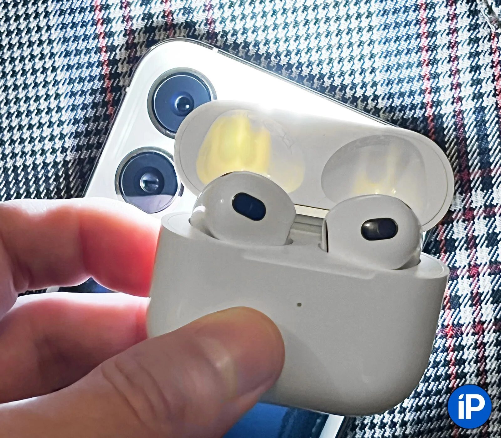 AIRPODS 3 Premium. AIRPODS 3 оригинал. AIRPODS Pro 2 на просвет. Наушников Apple AIRPODS 3 на просвет фонариком. Как проверить наушники на оригинальность airpods pro