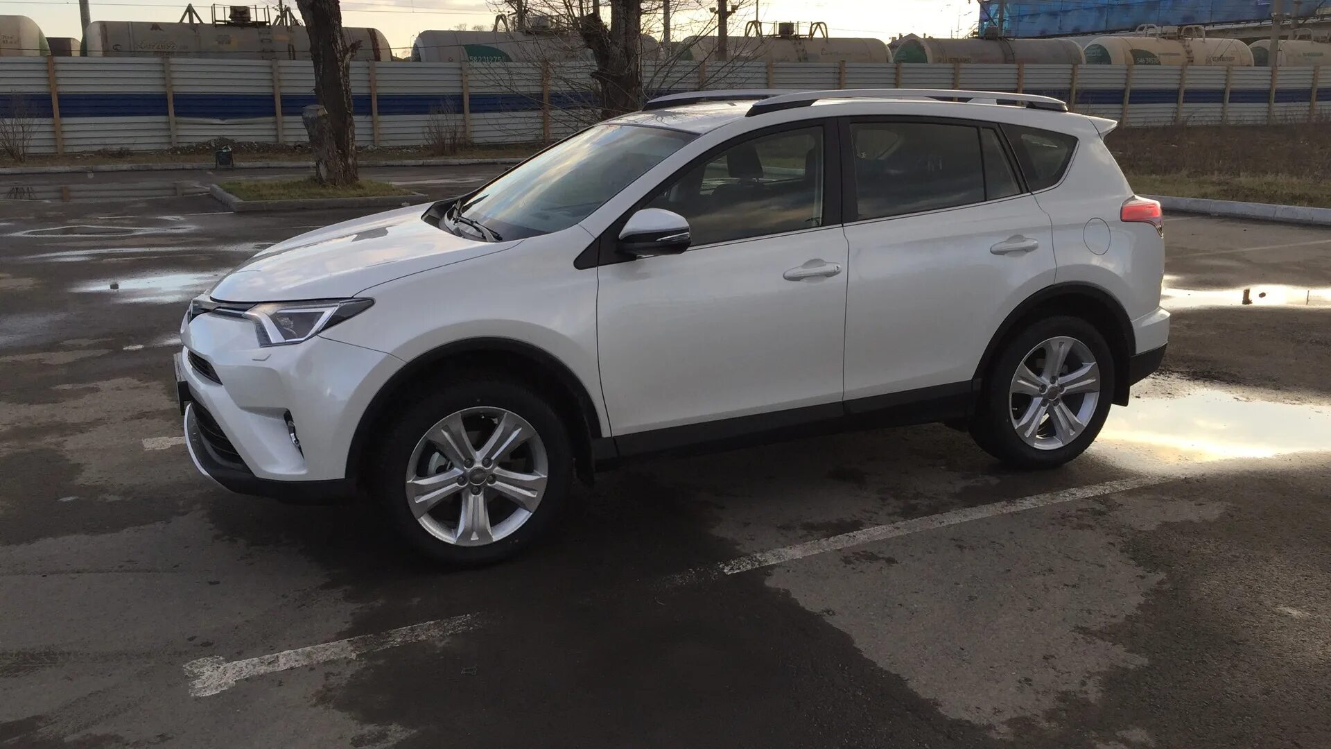 Toyota rav4 r19. Toyota rav4 2014 r20. Toyota rav4 2013 на 19r. Тойота рав 4 на 19 дисках. Рав 19