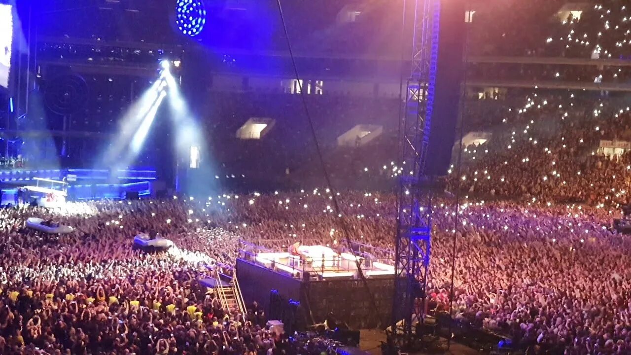 Рамштайн москоу. Спорткомплекс олимпийский москва rammstein. rammstein 2002 moscow. рамштайн в москве. rammstein москва 2013.