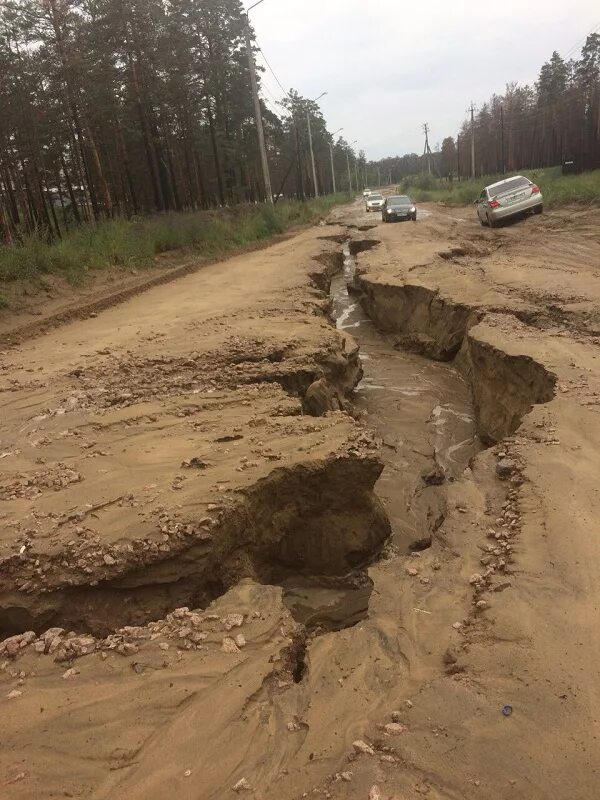 Размыло путь. Размытая дорога. Дорогу размыло дождем. Глинистые дороги. Размыло дорогу Боровичи.