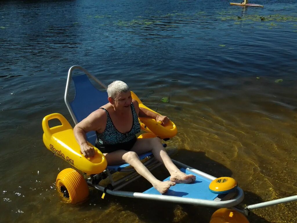 Инвалид на коляске на море. Оборудованный пляж для инвалидов. Доступные пляжи для инвалидов. Подставка для купания отто бокк робби. Шезлонг ottobock размер 2.