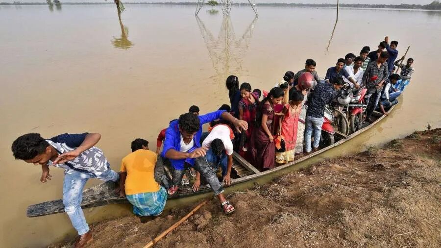 Сколько погибших при наводнении. Наводнение в Индии. Людей из Северо-Восточной Индии,. Волонтеры в Индии. Sel компания Индия.