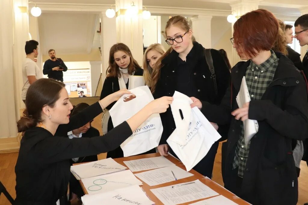 Лэти выпускники молодые ученые. Наука настоящее будущее. Гбоу сош 19. Наука настоящего и будущего призы. Наука настоящего.