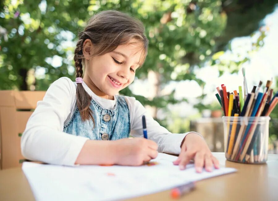 Некоторые школьники будут. Дети в школе. Картинка дети сидят на траве. Дети и природа. Лето дети учеба.