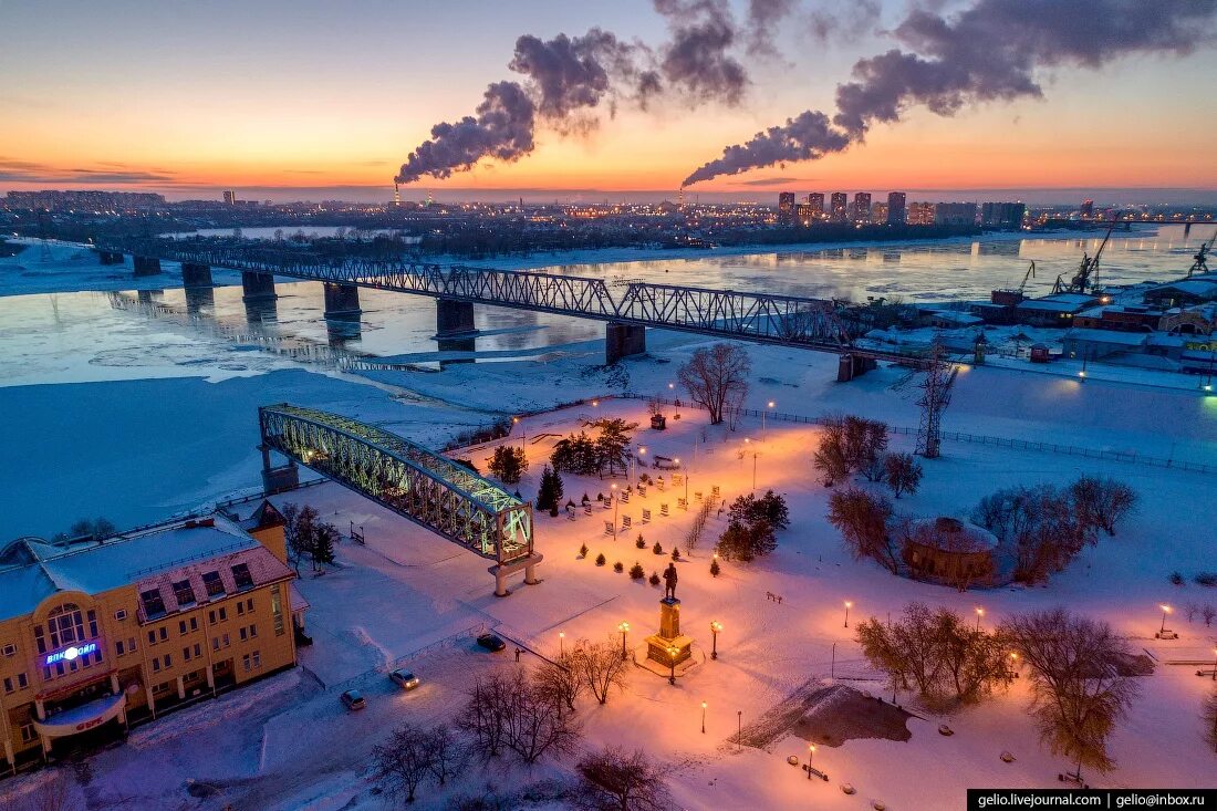 Зимой купить в новосибирске. Парк городское начало Новосибирск. Парк городское начало Новосибирск ночью. Ночной Новосибирск зимой. Набережная Новосибирск зимой.