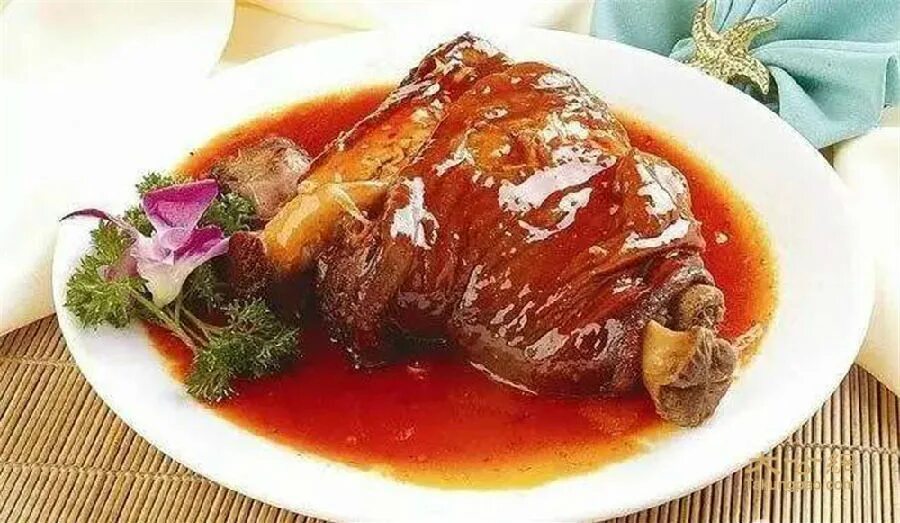 свиная рулька в соевом соусе. сочная свиная рулька. рулька соевый. соус для рульки. рулька свиная запеченная в духовке.