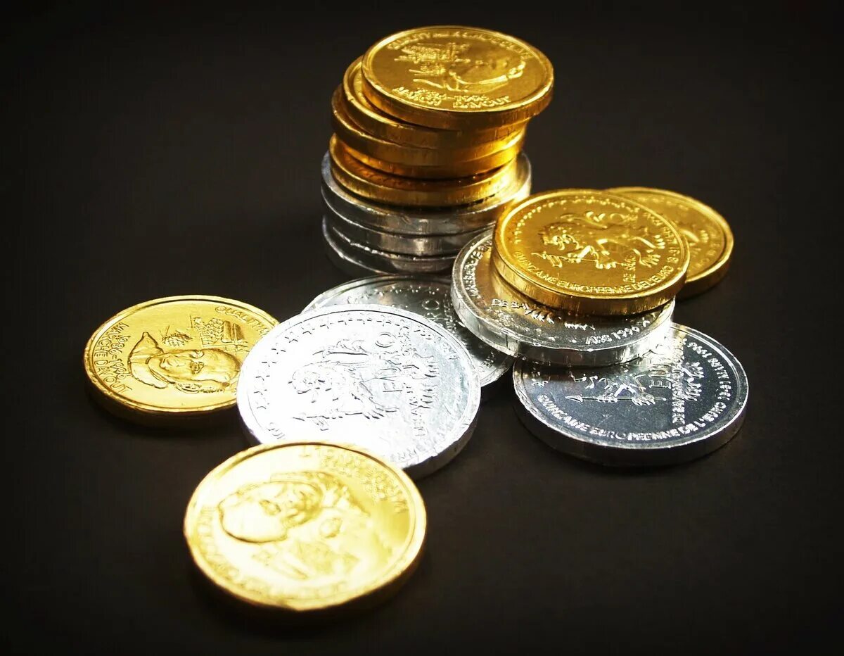 Золотые монеты. Металлические деньги. Металлические монеты. Монета Золотая. Золотые и серебряные монеты.