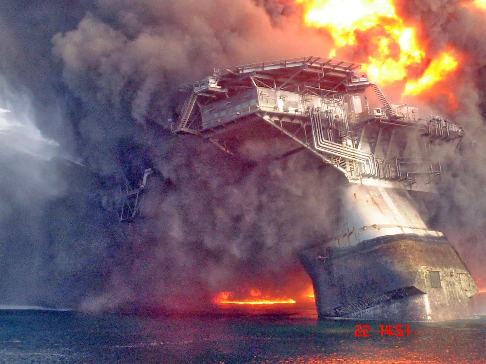 Взрыв на нефтяной платформе в мексиканском заливе 2010. Взрыв платформы Deepwater Horizon. Взрыв нефтяной платформы Deepwater Horizon в мексиканском заливе 2010. Взрыв нефтяной платформы Deepwater Horizon - 20 апреля 2010 года. Разрушаем океан