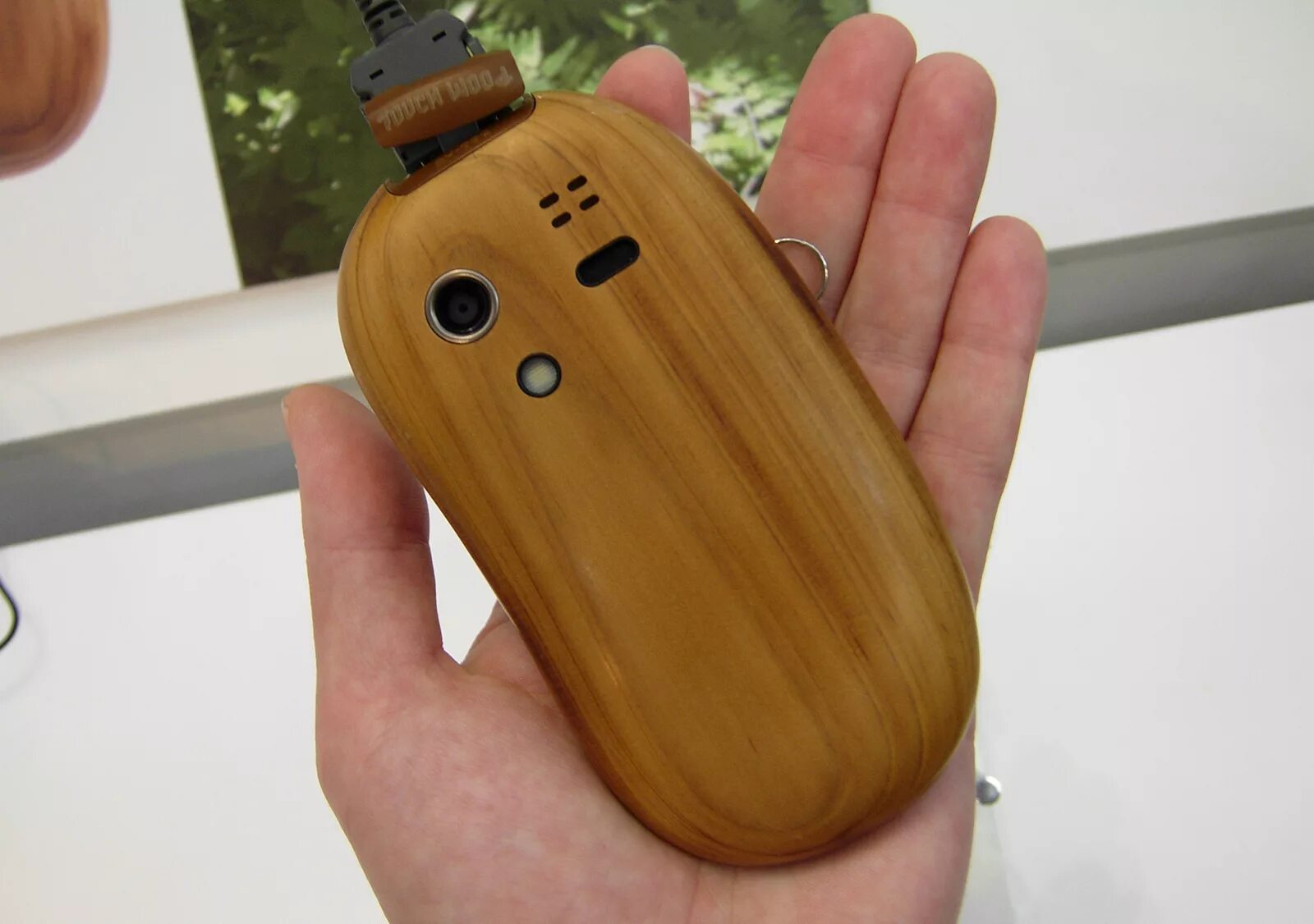Деревянный телефон купить. Touch Wood sh-08c. Телефон из дерева. Телефон деревяшка. Мобильный телефон из дерева.