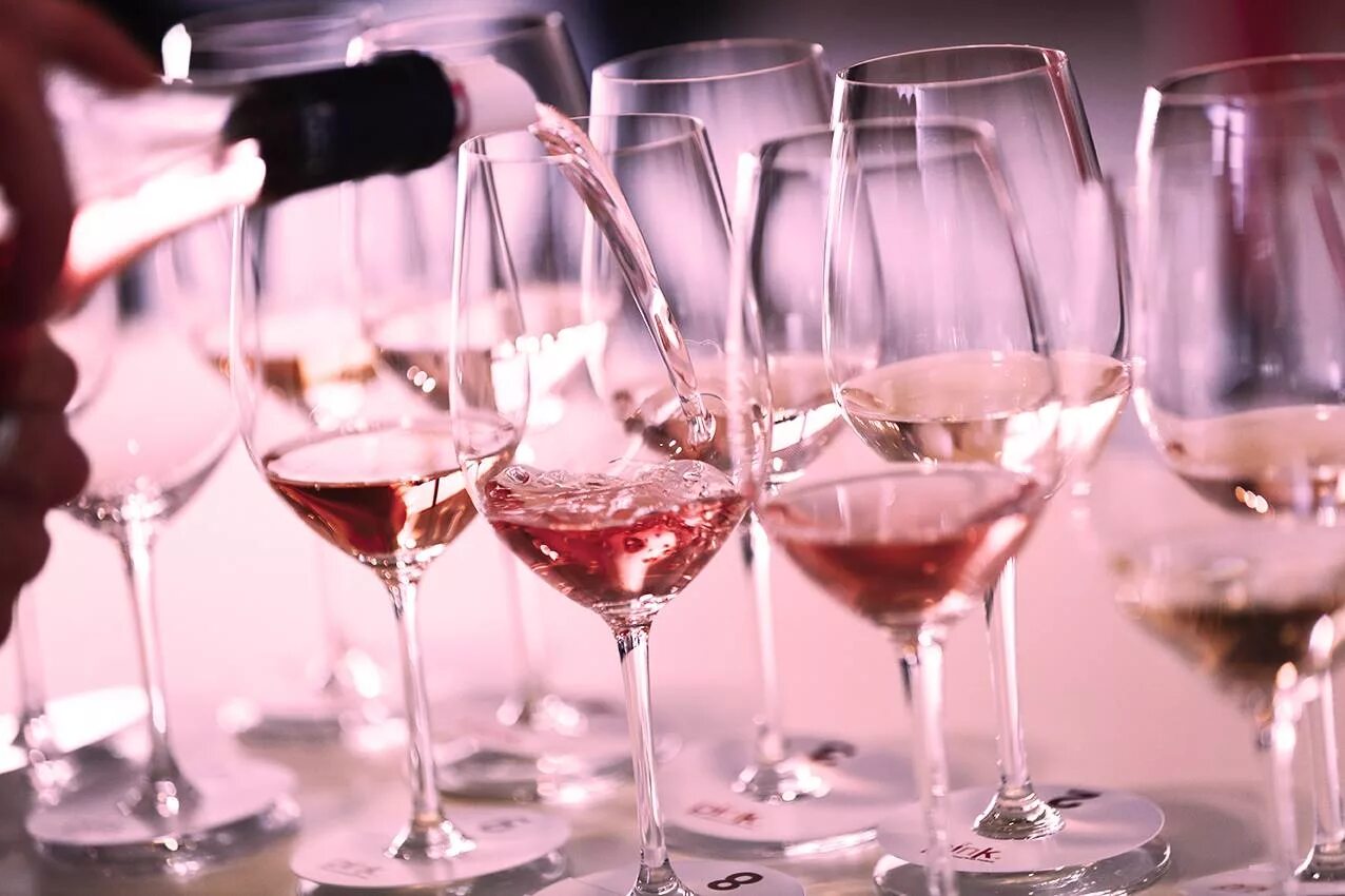Вкус розового вина. Розовое вино. Розовое вино в бокале. Розовое шампанское в бокале. Бокал розового вина.