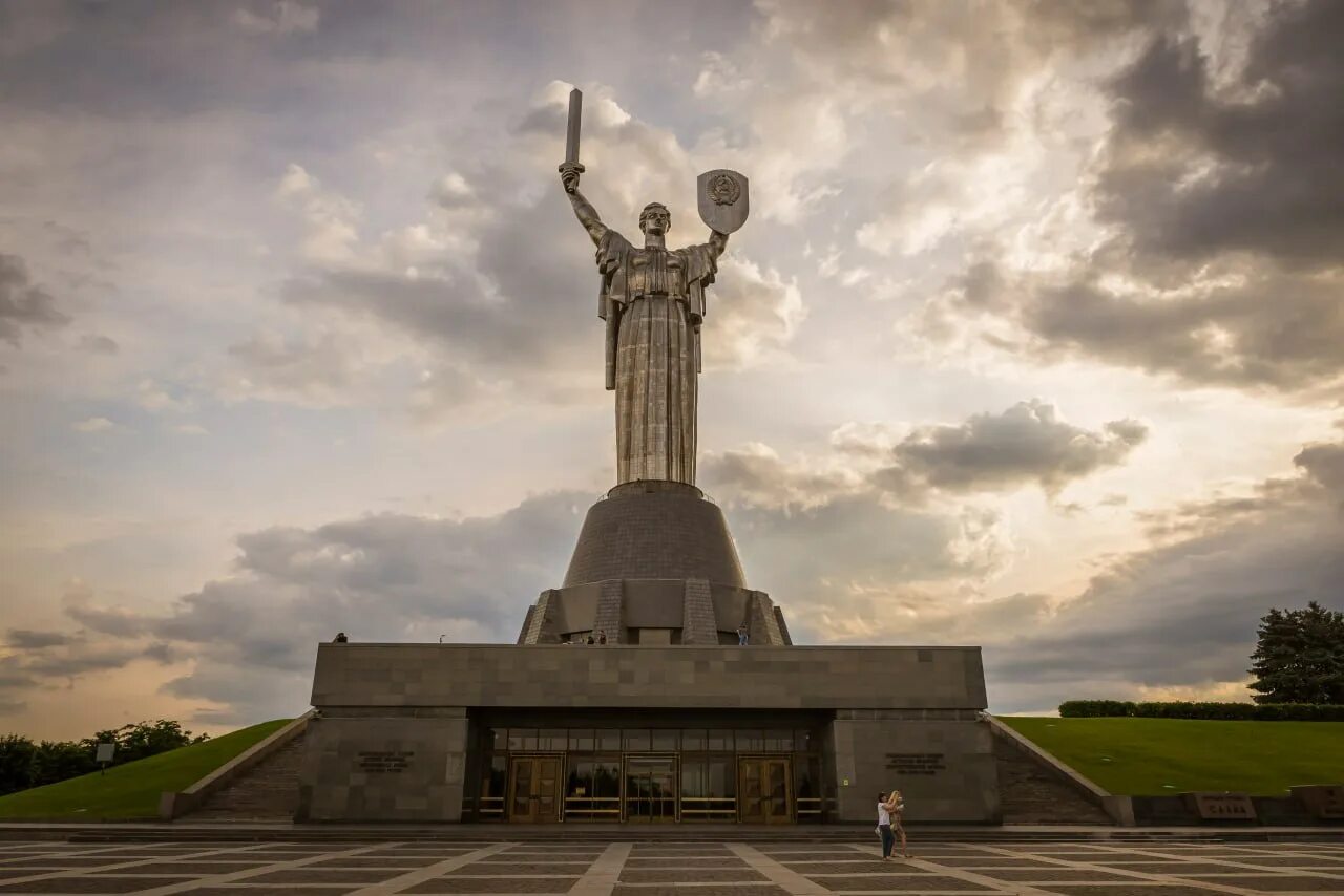 Родина-мать (Киев) памятники Киева. Статуя Родина мать в Киеве. Монумент Родина Киев. Монумент скульптура Родина мать Киев.