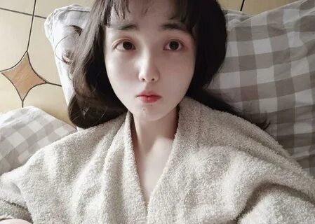 越 南 直 播 主 Erica Hand 震 蛋 打 LOL 打 得 太 興 奮 噴 到 成 地 成 枱 水.