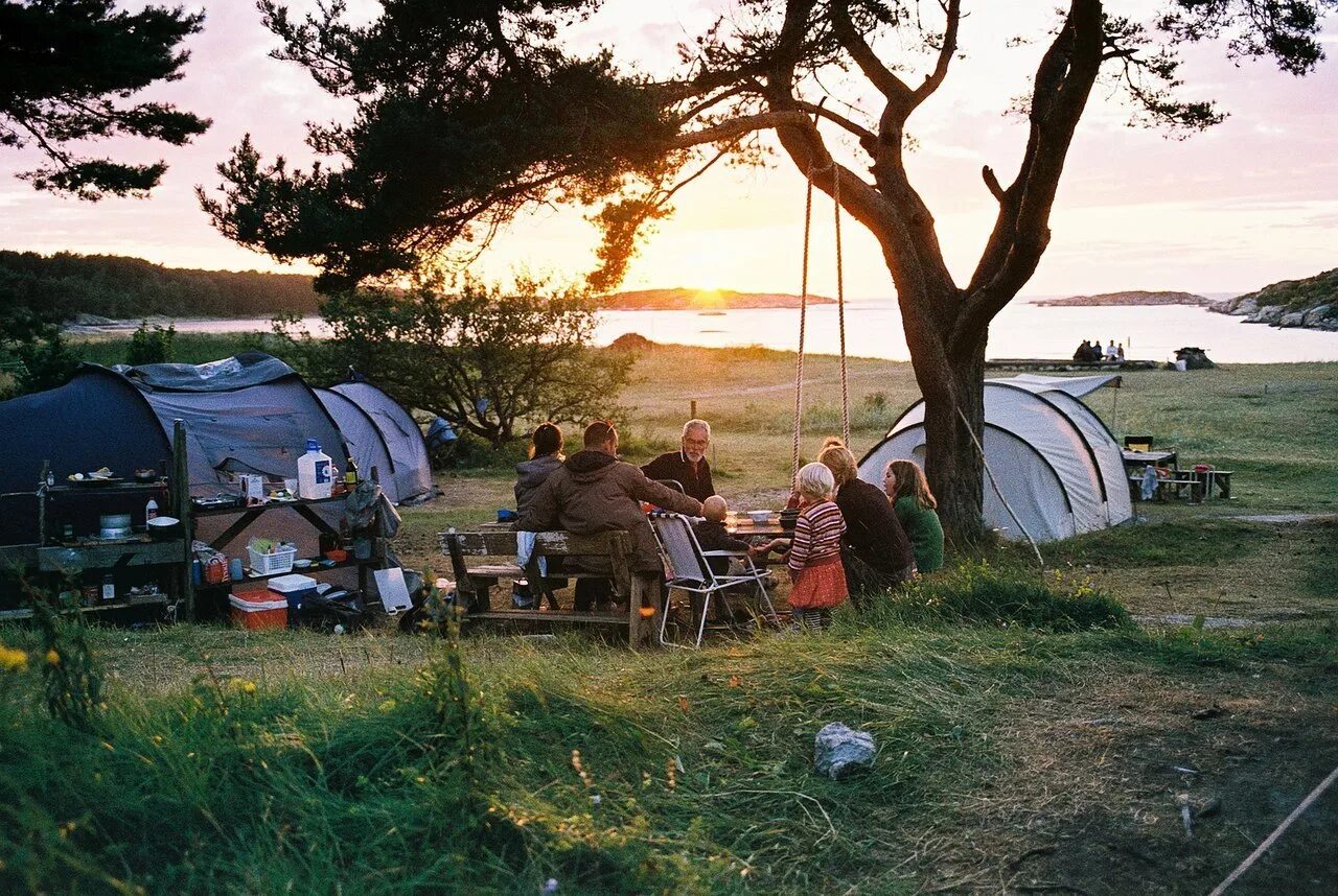 Организация отдыха на природе. Пикник на природе с палатками. люди на природе с палатками. поездка на природу. отдыхаем на природе.