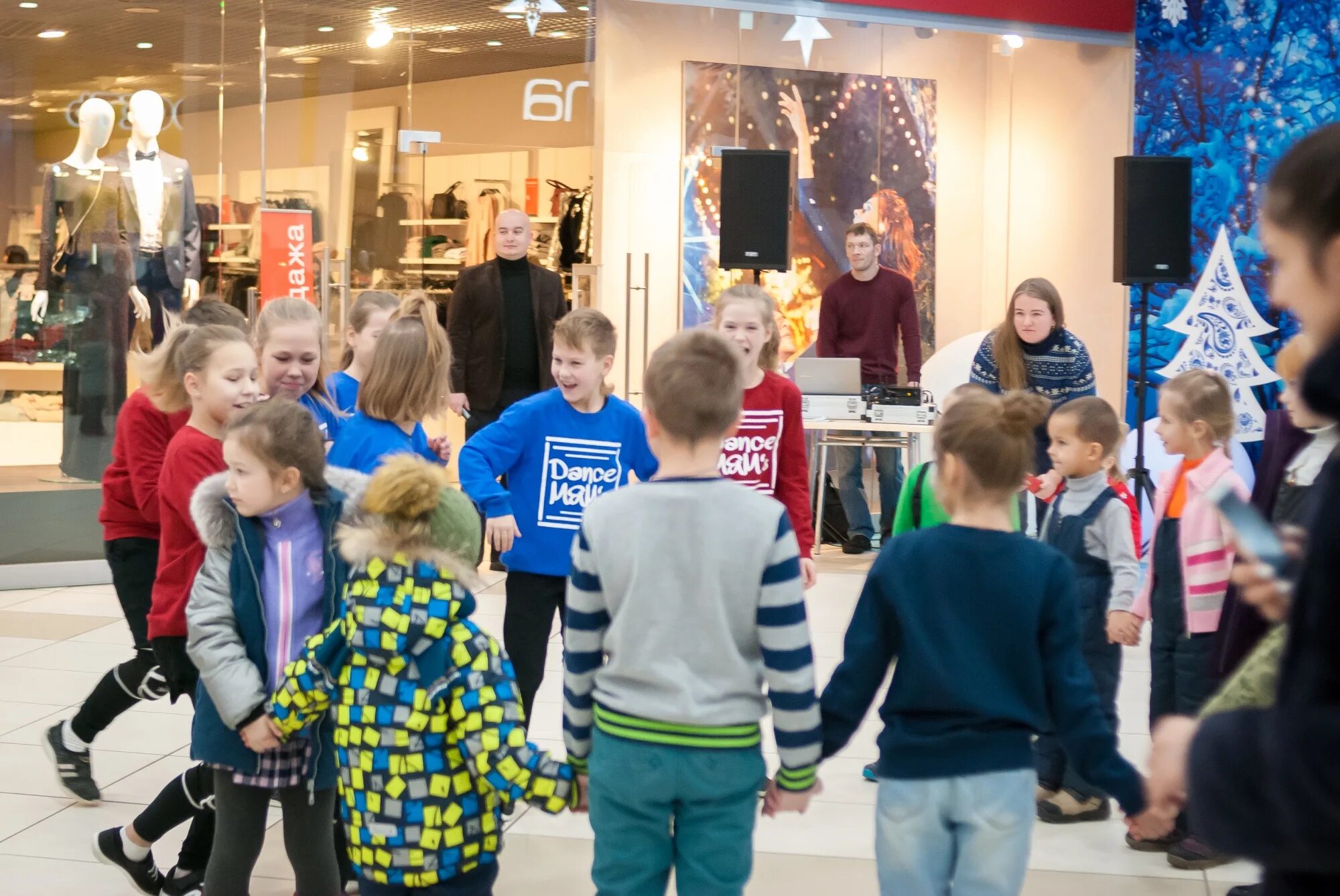 ярославль вернисаж елка. торговый центр вернисаж в ярославле. вернисаж ярославль сегодня. вернисаж ярославль развлечения для детей. вернисаж ярославль.