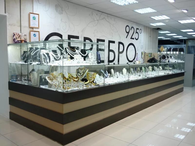 Витрина ювелирного магазина. Сережки 925 пробы серебра. 925 магазин. 925 магазин. 925 магазин.