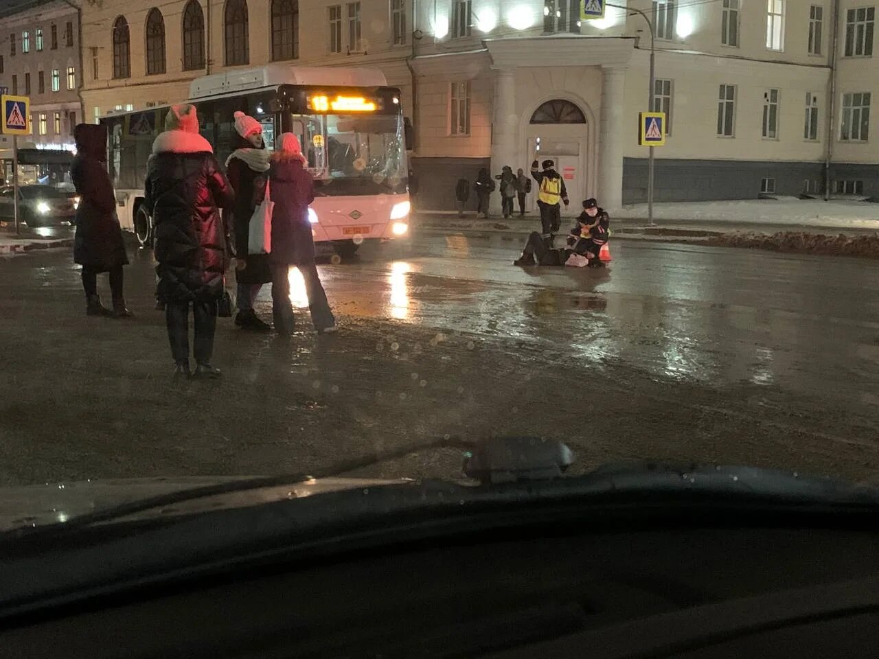 Девушку сбил автобус Чебоксары. Автобус сбил девочку в Чебоксарах. Сбили пешехода в Чебоксарах.