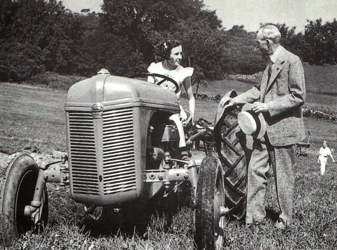 На 1 тракторе работали 60. 1932 Tractor Ford. 1930 Tractor Ford.