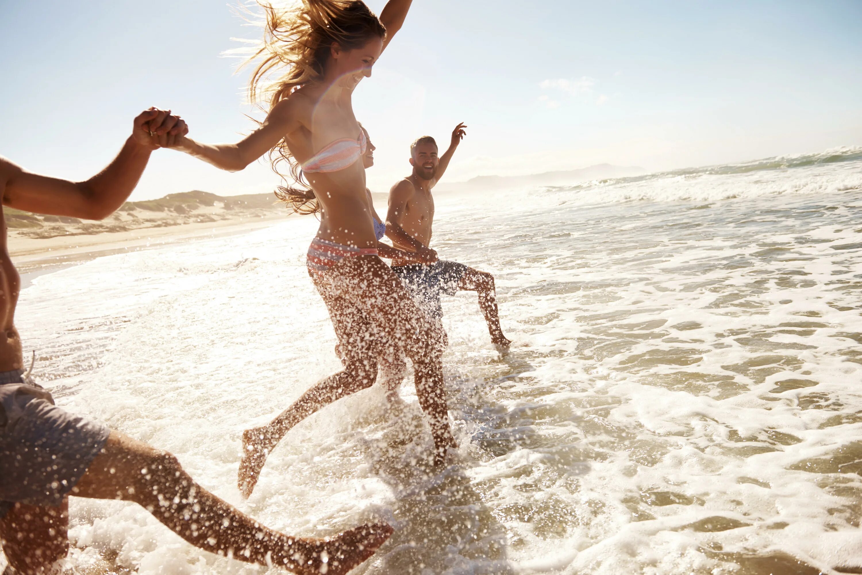 Веселье на пляже. Пляж море люди. Лето пляж люди. Море радость.