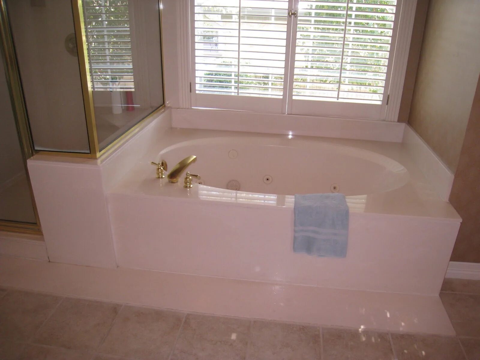 ванна из литьевого мрамора агапэ. покрытие ванной мрамором. покрытие ванной мрамором. литьевой мрамор в ванную. мраморный акрил для ванны.