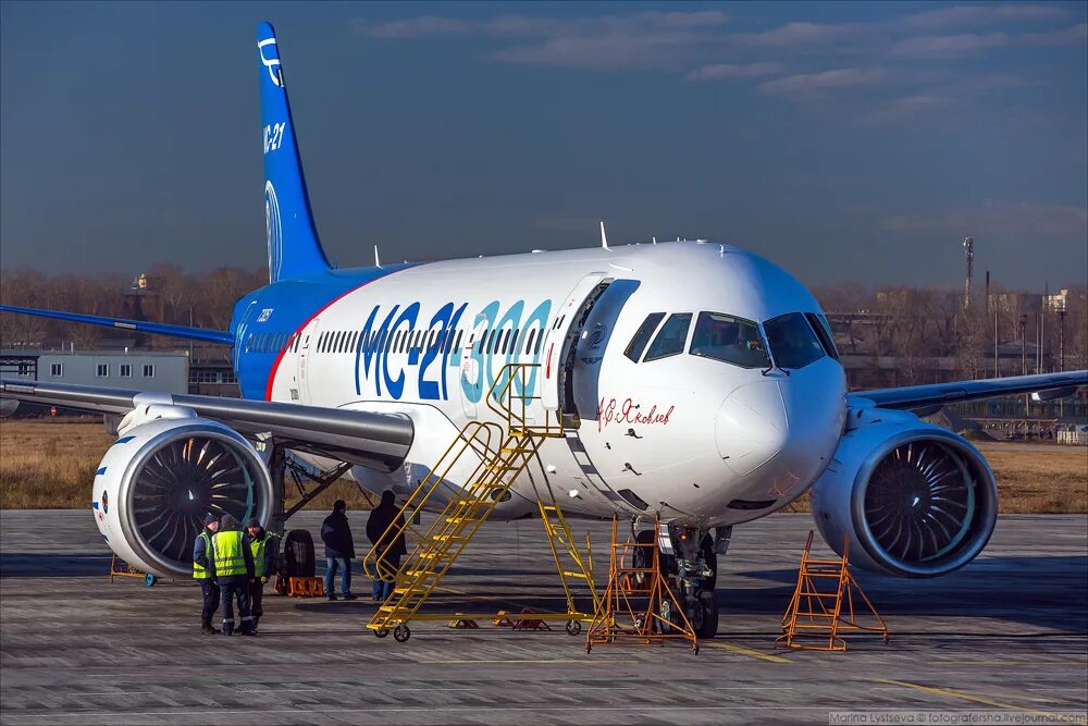 Мс 21 первый. МС 21 300. МС 21 оверхед. Мс21 самолет. МС-21 пассажирский самолёт.