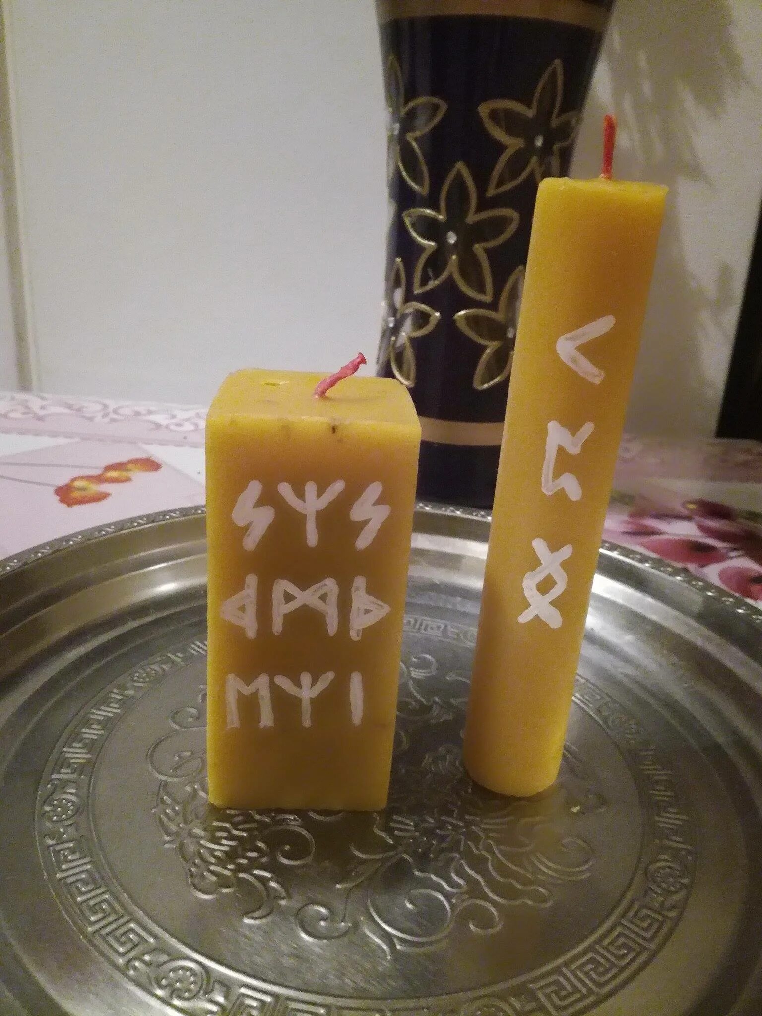 Руны на свечах. Голубые свечи. Руны на свечах. Защита став руны от сэма и прозерпины. Руническая защита на свечу.