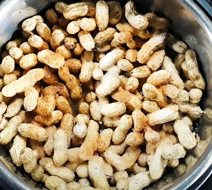 Как вкусно пожарить арахис. Вареный арахис. вареный арахис блюдо. арахис стручковый. горсть арахиса.