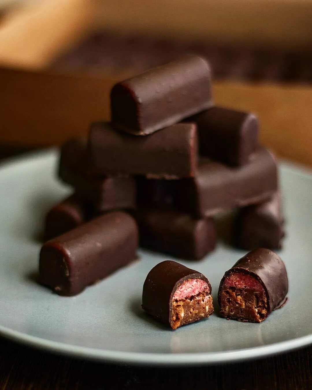 Сон ем шоколад. Домашний шоколад. Обливные конфеты. Шоколад с начинкой клубника. Маленькие клубничные шоколадные конфеты.