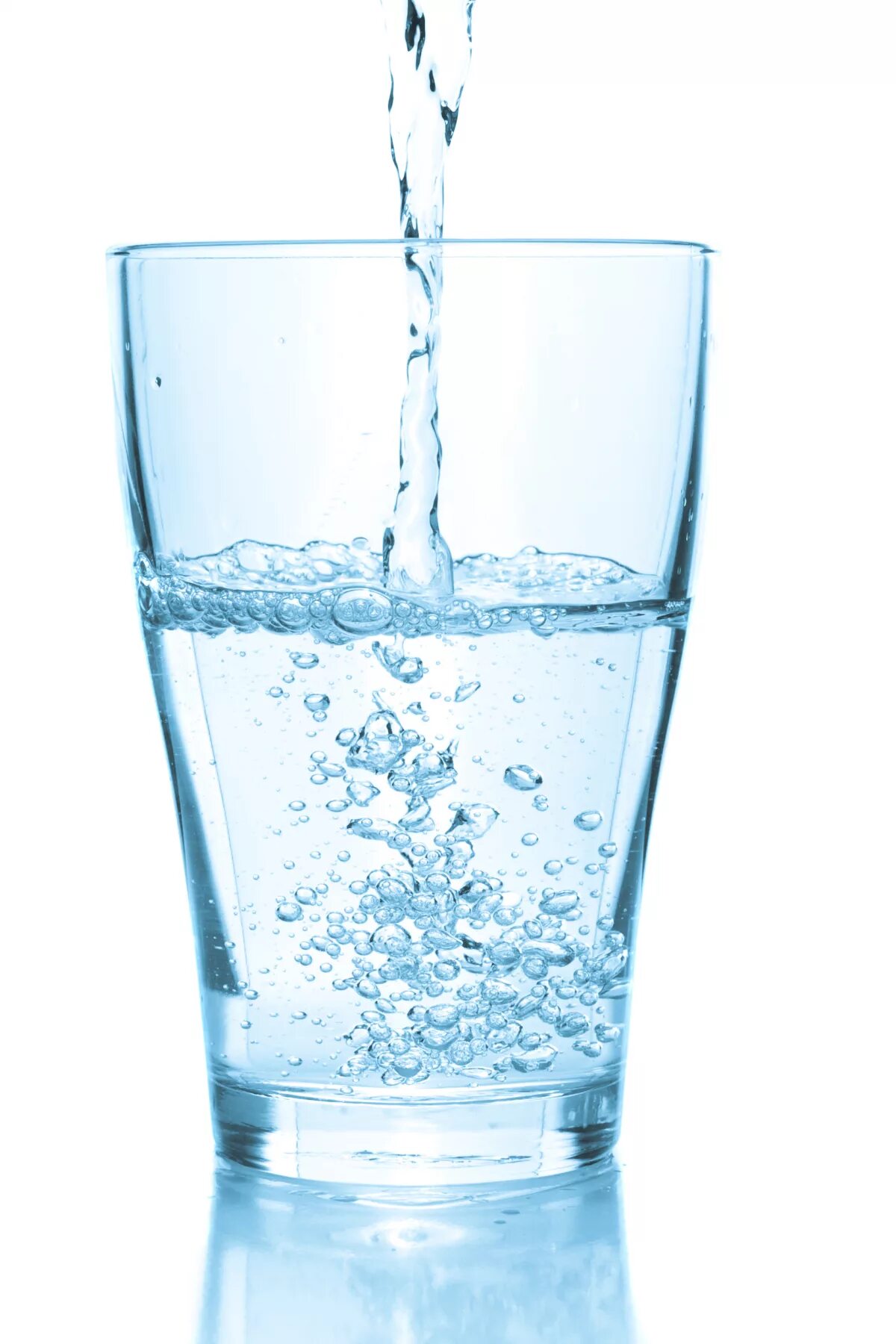 Чистую и вкусную воду. Чистую и вкусную воду. Вода питьевая в стакане. Вода льется. Фрукты в воде.