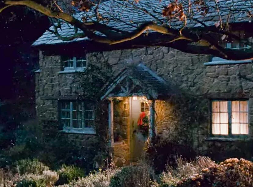 The holiday house. Отпуск по обмену дом аманды. Отпуск по обмену домик айрис. Камерон диаз отпуск по обмену. Коттедж роуз хилл англия внутри.