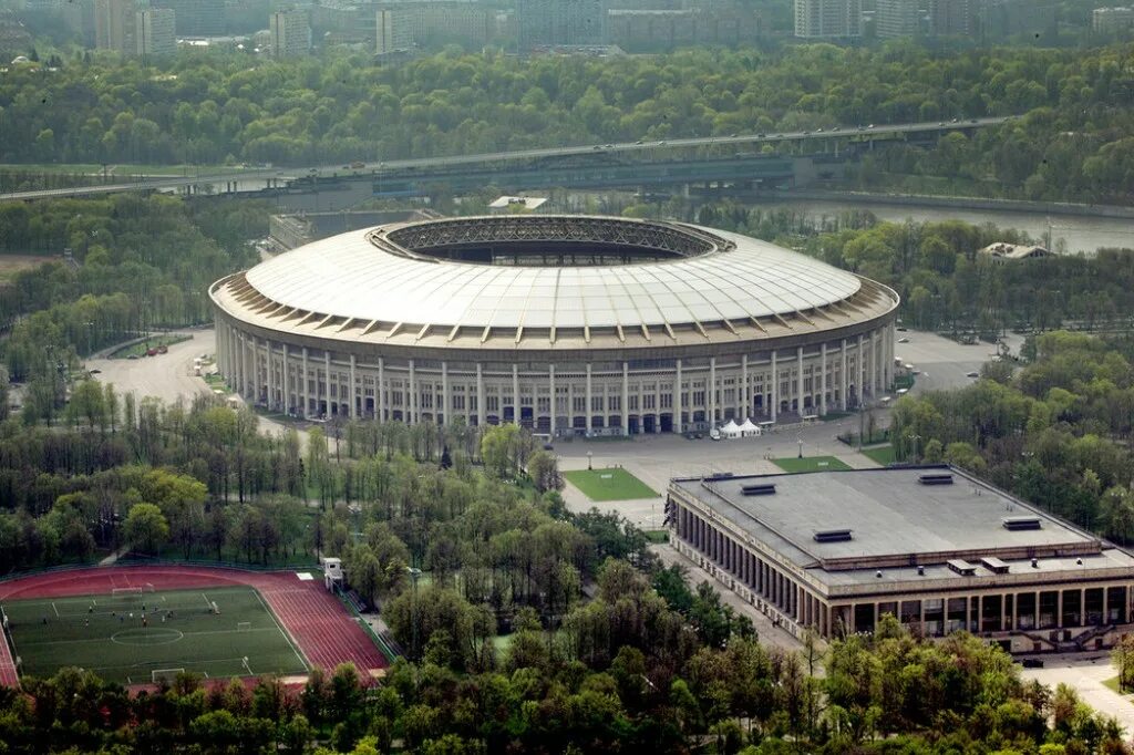 Стадионы летом. Олимпийский комплекс Лужники Москва. Спортивный комплекс Лужники в Москве. Комплекс стадиона имени Ленина Лужники. Спорткомплекс Лужники Лужнецкая набережная.