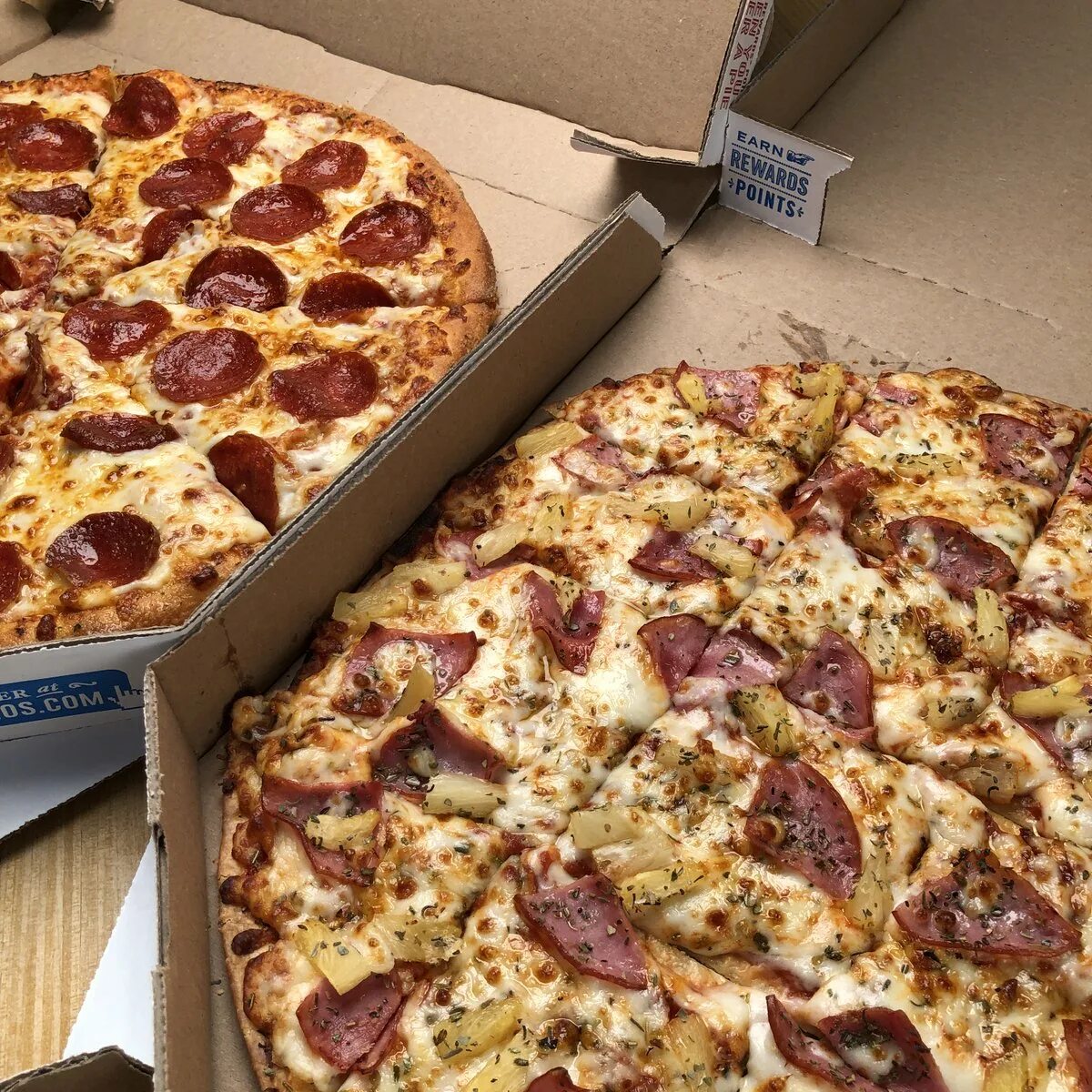 Домино пицца телефон. ПИЦЦАРОЛЛ Доминос. SÜPEROS Dominos. Доминос пицца США. Пицца жульен Доминос.