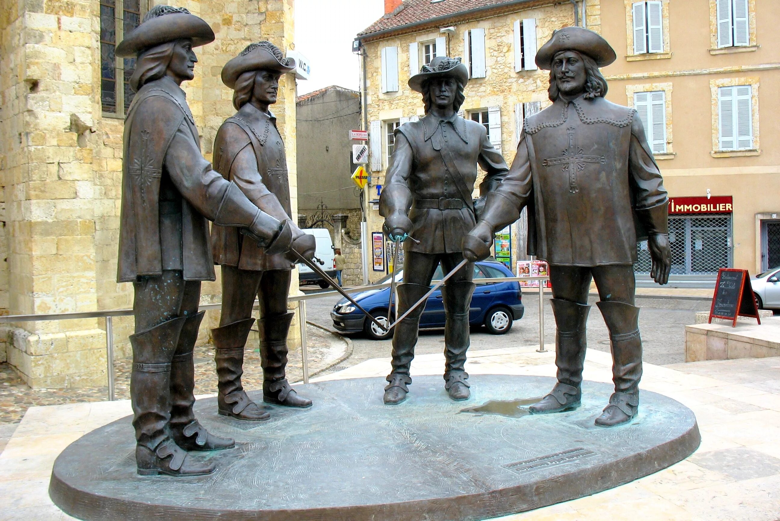 памятник трем мушкетерам во франции. провинция гасконь памятник мушкетерам. памятник трем мушкетерам во франции. памятник 3 мушкетерам в гаскони. памятник трем мушкетерам в гаскони.