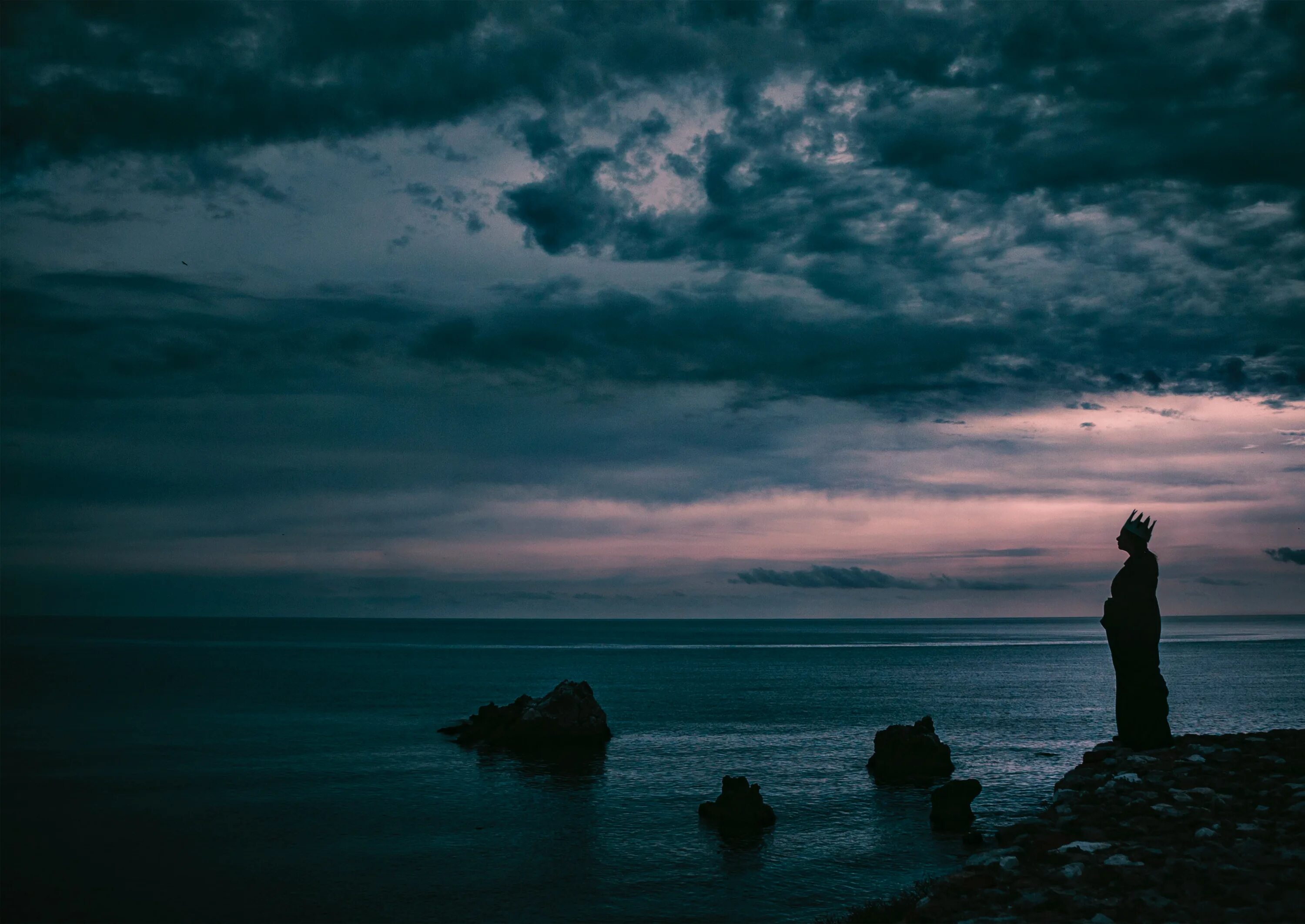 Песня ночь за горизонт. Ночь в море. Человек в море ночью. Человек на берегу моря ночью. Ночь на берегу моря.