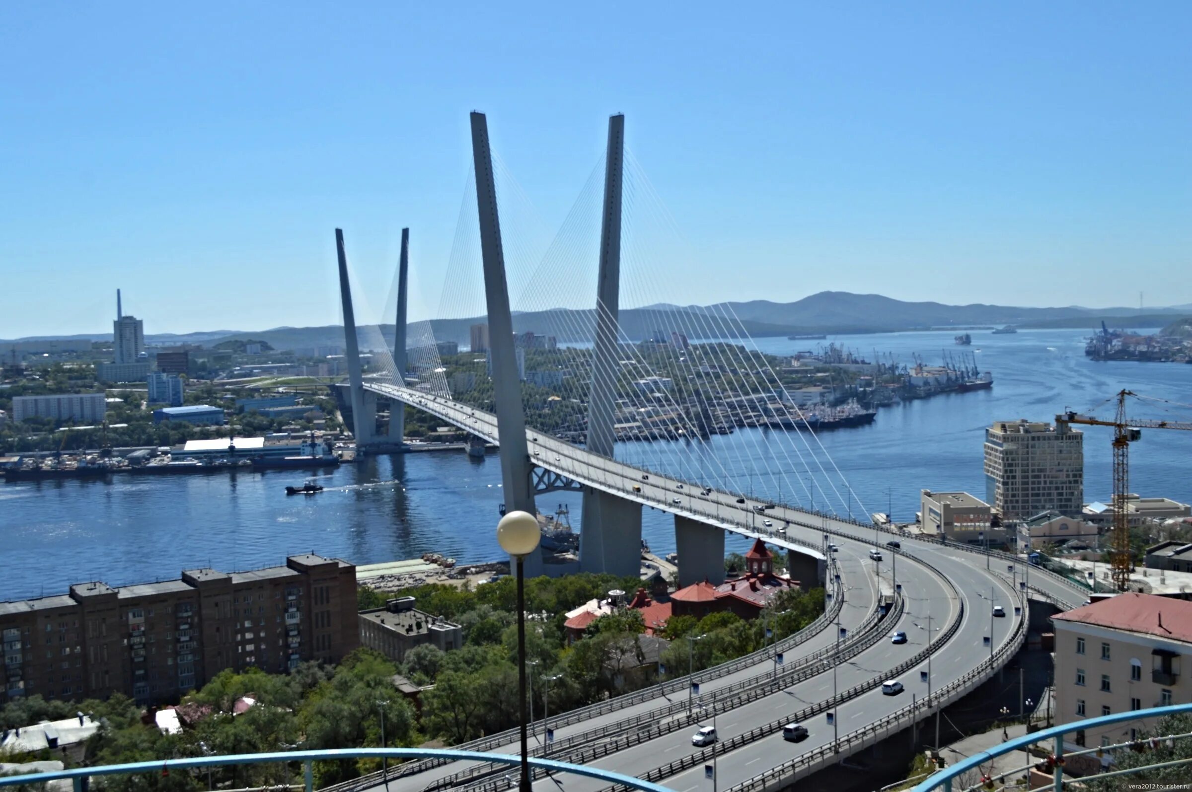 Владивосток является крупнейшим городом. Золотой мост Приморский край. "Золотой мост" города Владивостока. Бухта золотой Рог Владивосток. Золотой мост Владивосток фото.