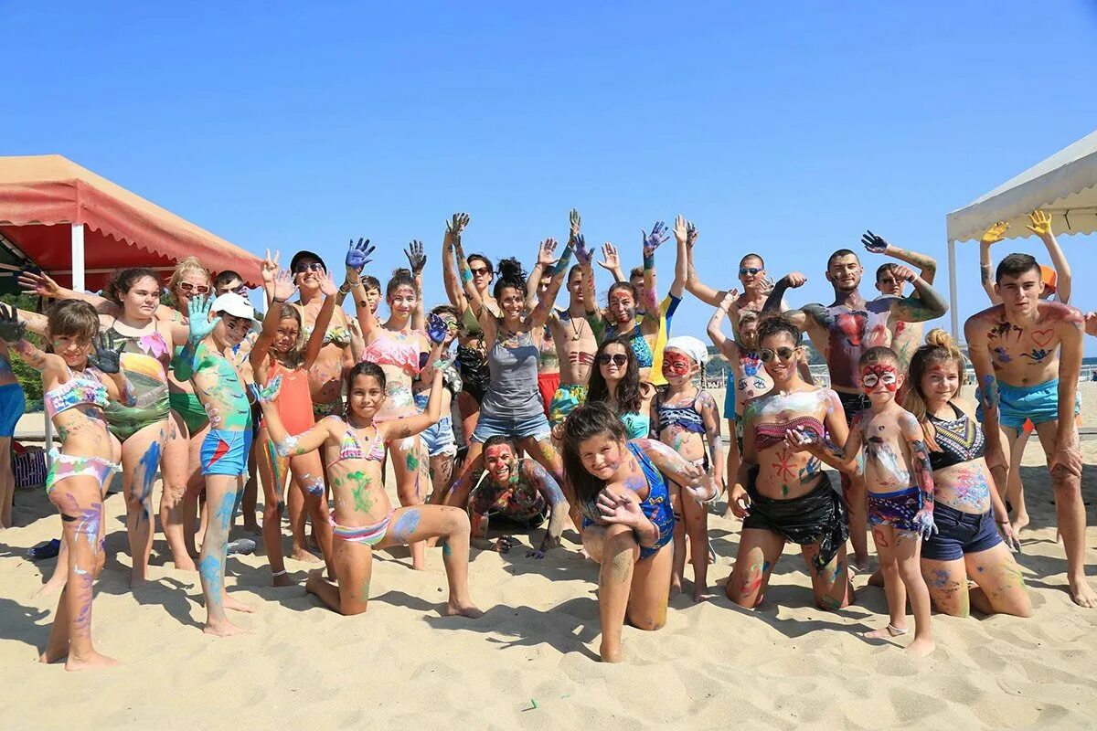 лагерь солнечный херсонская область. детский лагерь на море на черное море. лагерь в лазурном солнечный. в лагере на пляже. дети на море.