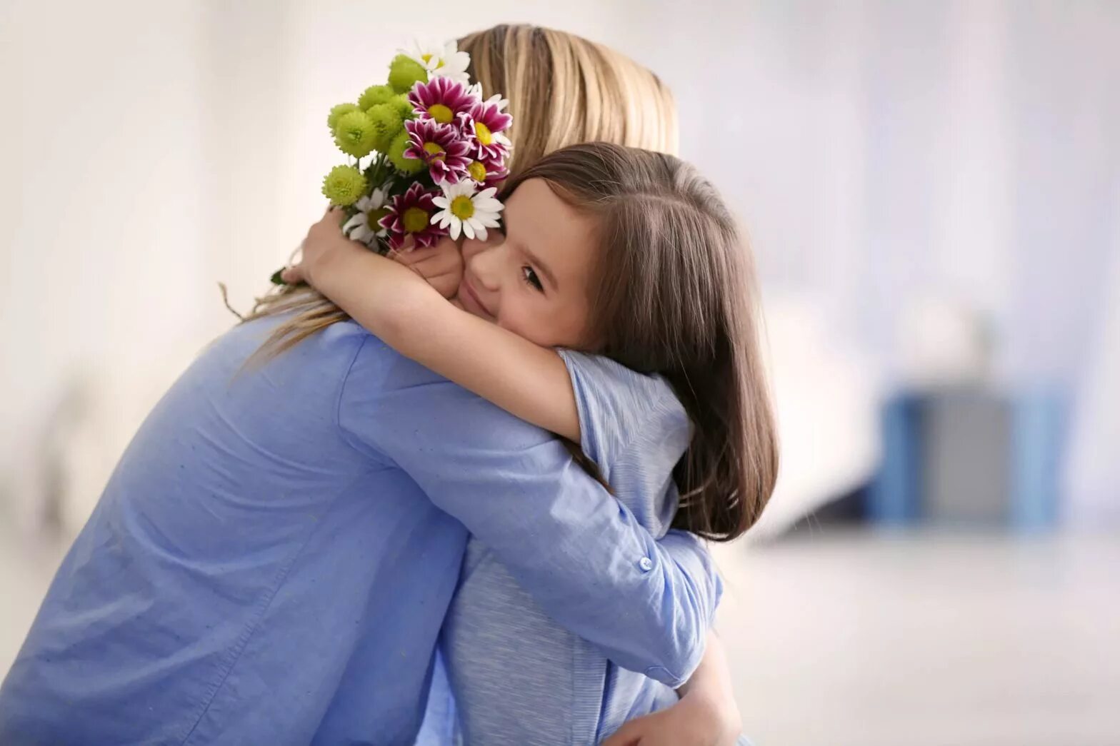 День матери старшеклассники. День матери. С днем мамы. Мальчик дарит цветы маме. Маме дарят цветы.