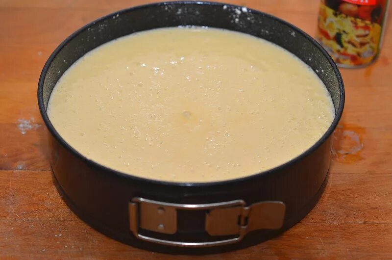 вылить вид. вылить вид. формы для заливки гипса. шоколадное тесто в форме. теста для бисквита.