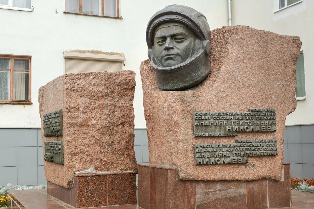 Памятник Андрияну Николаеву в Чебоксарах. Андриян Григорьевич Николаев памятник. Памятник космонавту Андрияну Николаеву. Андриян Николаев памятник Чебоксары.