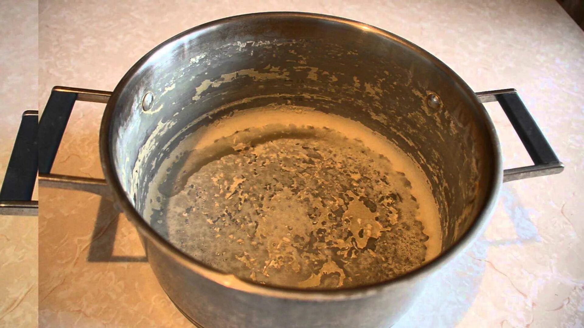 Очистить алюминиевую кастрюлю от накипи внутри в домашних условиях. Мытье кастрюль и сковородок. Пятна на кастрюле из нержавейки. Налет на алюминиевой посуде. Как очистить кастрюлю от накипи.