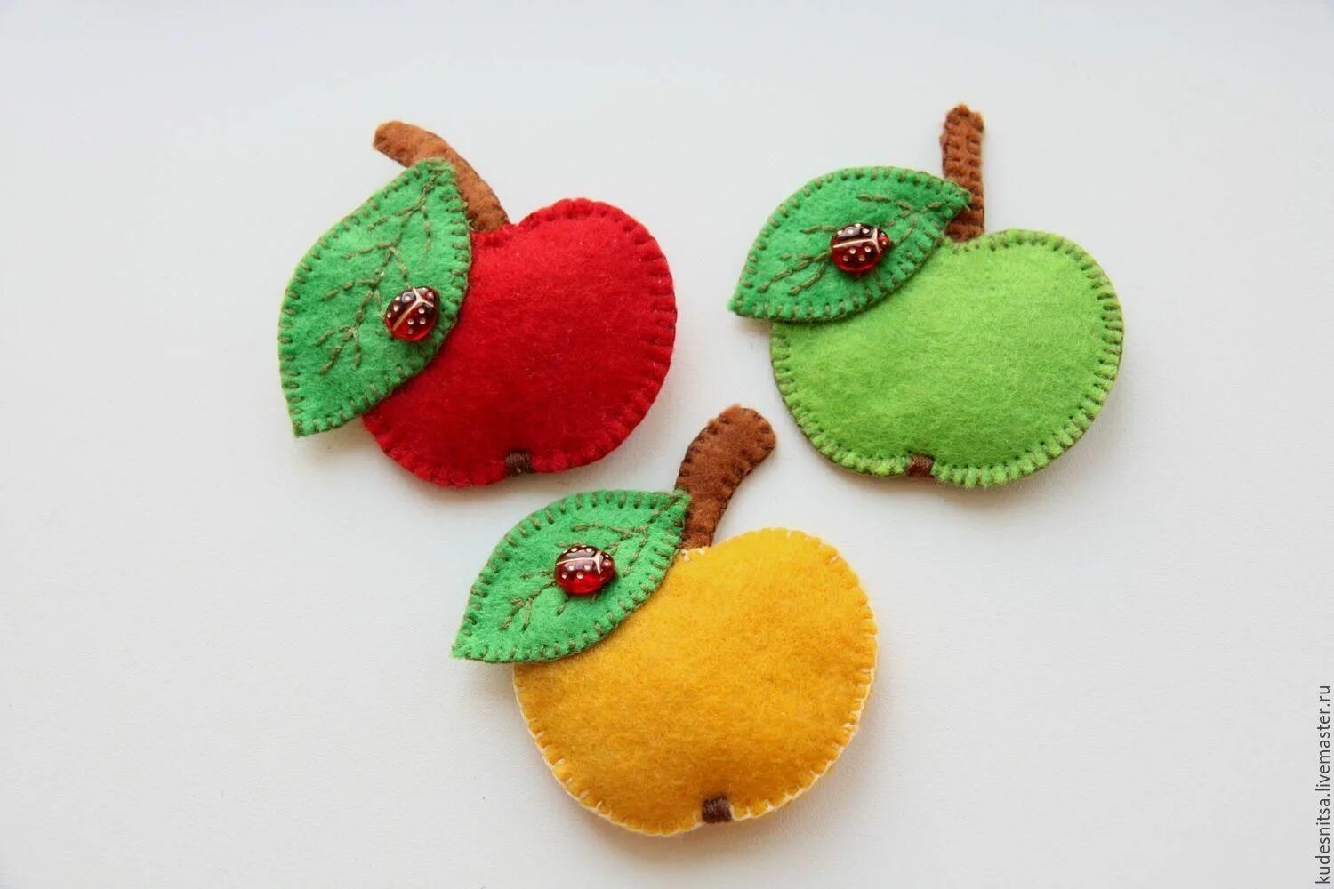 игрушки из фетра. цветочки из фетра. поделки из фетра. цветы из фетра. яблоко из фетра.