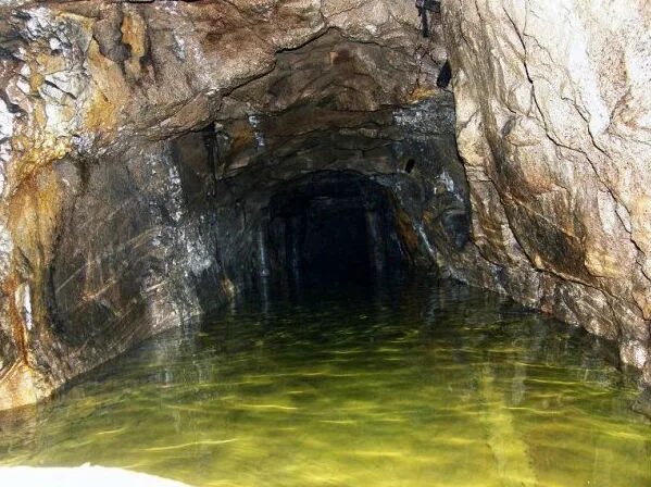 шахты внутри скалы. угольная шахта. шахты в 1465 года шахты. калийные пещеры в соликамске. соляные шахты соликамск березники.