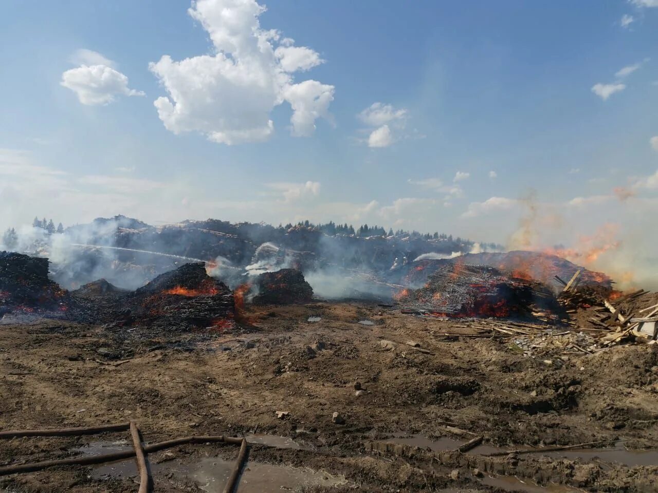 Пожар в Няндоме. Пожар в Няндоме вчера. Няндома сейчас пожар.