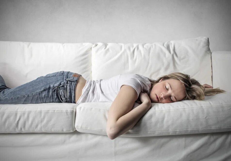 Девочка спит. Девушка спит на диване. Девушка лежит на диване. Девочка лежит на диване. Девушка уснула на диване.